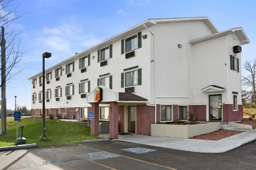 Super 8 by Wyndham Massena NY image 21