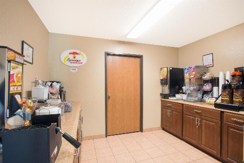 Super 8 by Wyndham Massena NY image 3