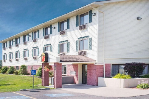 Super 8 by Wyndham Massena NY image 37